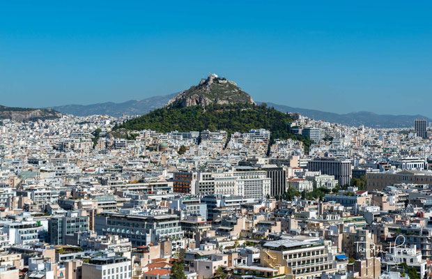 Lykabettus Hügel. Dem Mythos nach hat Athene diesen Berg nach Athen gebracht, „um einen Schutzwall vor der Akropolis zu errichten,“ und dort fallen gelassen.