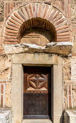 Neben Bogorodica Ljeviška entsteht so das künstlerisch ambitionierteste Bauwerk der Periode auf der Balkanhalbinsel, die Klosterkirche von Gračanica.