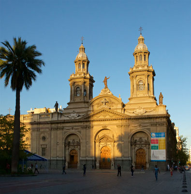 Die Catedral Metropolitana de Santiago am zentralen Platz (Plaza de Armas), 1745 nach Plänen von Joaquim Toesca erbaut