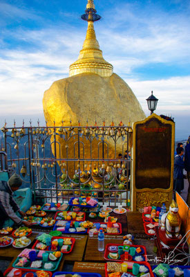 Der Goldene Fels liegt auf einem Berg bei dem Städtchen Kyaikto im Mon-Staat. Er gilt als Wallfahrtsort (Hauptzeit November bis März) für Buddhisten und auch als wichtiges Touristenziel.