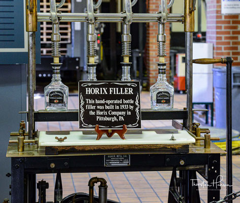 Eine Besonderheit an Tennessee Whiskeys ist die Benutzung des Lincoln County Process – einer Filterung durch Holzkohle. 