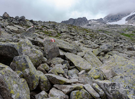 Weiter östlich liegt mit dem Haupental ein wildromantischer Seitengrund, das einem faszinierende Ausblicke auf die Gletschermassen des Hochferner (3.470 m) bietet und ein Geheimtipp unter Mineraliensammlern ist.