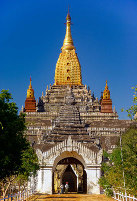 Während der Herrschaft dieser beiden Könige wurde der Theravada-Buddhismus in Konkurrenz zu alten lokalen Glaubensgruppen zur hegemonialen Religion und zum Instrument des Machterhalts.