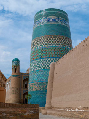 Er steht vor der Medrese Muhammad Amin Khan und ist Teil des UNESCO-Welterbes.