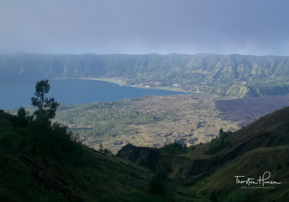 Während der Wanderung findet man die die Spuren der letzten Ausbrüche – Krater, Aschefelder und kilometerlange Lavaströme.