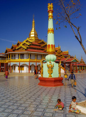 Die Phaung-Daw-U-Pagode ist eine buddhistische Tempelanlage am Inle-See in Myanmar.