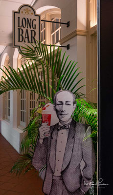  Es gilt als der Ort, an dem im August 1902 der letzte wilde Tiger Singapurs erlegt wurde. Einige Geschichten verlegen dieses Ereignis in die Long Bar. Das Raffles Hotel selbst gibt an, dass es unter dem (erhöht gebauten) Bar & Billard Room geschehen sei.