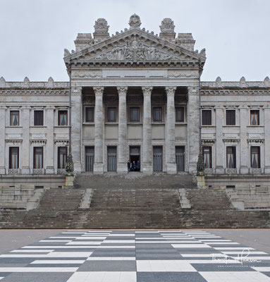 ...liegt am Ende der diagonal vom Plaza Entrevero zum Palacio Legislativo laufenden Avenida Libertador und ist der Sitz der Legislative von Uruguay.