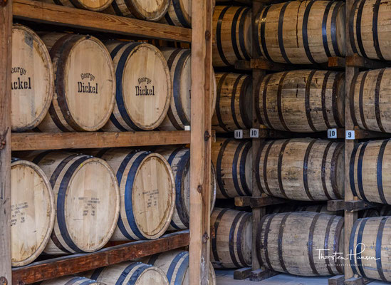Stitzel-Weller aus Kentucky, die bereits vor der Prohibition Whiskey vor Dickel hergestellt hatten, warben nun mit ihrem eigenen Cascade Hollow Whiskey.