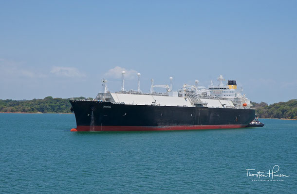Der Panamakanal ist eine künstliche, 82 km lange Wasserstraße, die die Landenge von Panama durchschneidet, den Atlantik mit dem Pazifik für die Schifffahrt verbindet.. 