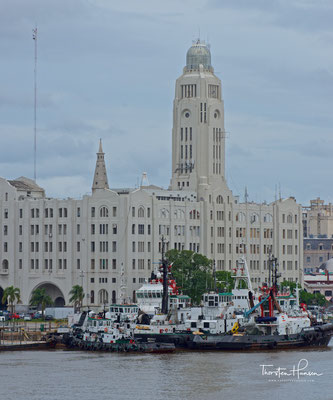 Das Gebäude der nationalen Zollverwaltung am Hafen von Montevideo