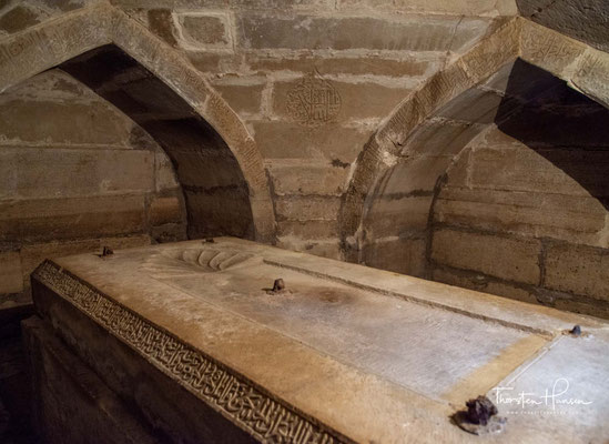 Amir Timurs Gruft, Schaxrisabz. Hinter dem Mausoleum Dorus Siadat liegt die Gruft von Amir Timur, die jedoch nie als Grabstätte diente. 