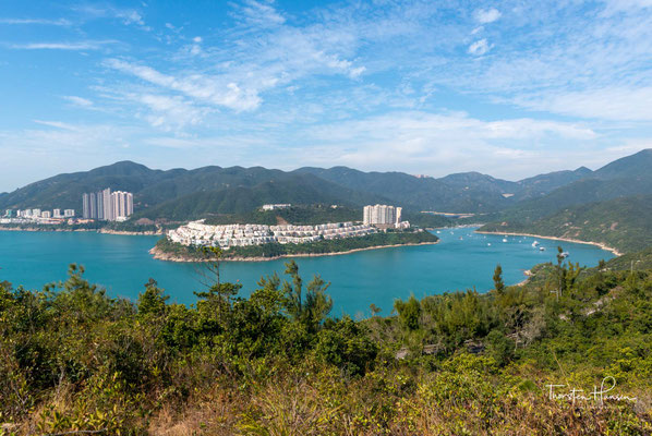 Weniger die Assoziation mit bewaldeten Berghängen, blauem Meer und weißen Sandstränden. Dabei findet sich rund um Hong Kong wunderschöne Natur, die du beinahe „ungestört“ genießen kannst. 