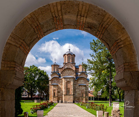 Das Kloster Gračanica ist ein der Entschlafung der Gottesmutter gewidmetes serbisch-orthodoxes Kloster im Kosovo, das vom serbischen König Uroš II. Milutin 1321 gegründet wurde.