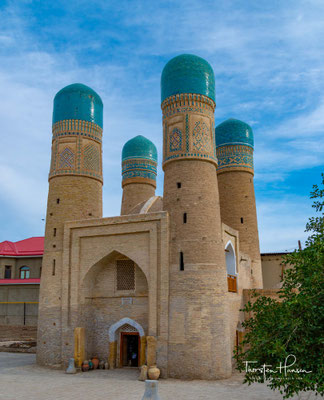 Chor Minor(persisch چهارمنار Chahar Menar) ist ein Torgebäude in der usbekischen Stadt Buxoro. Es gilt neben dem Kalon-Minarett als zweites Wahrzeichen der Stadt