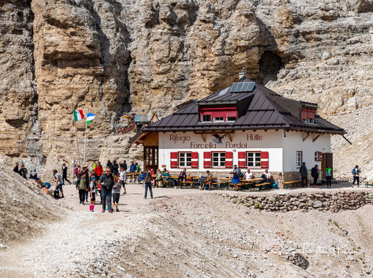 Das Rifugio Forcella Pordoi in der Sellagruppe thront am Fuße des Sasso Pordoi 