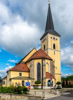 Die römisch-katholische Pfarrkirche St. Emmeram in der oberpfälzischen Stadt Windischeschenbach 