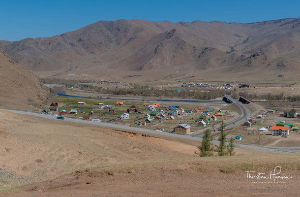 Im Süden des Parkes liegt das Dorf Terenj, das durch eine asphaltierte Straße an die Hauptstadt Ulaanbaatar angeschlossen ist. 