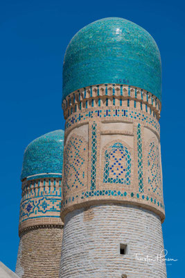 Chor Minor war ursprünglich Teil einer Madrasa, die 1807 durch Xalfa Niyozqul, einen reichen turkmenischen Kaufmann errichtet worden sein soll. Die Madrasa war 92 Meter lang und 40 Meter breit. 