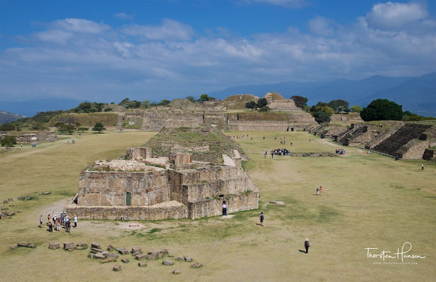 Hauptplatz von Monte Albán mit "Observatorium" im Vordergrund