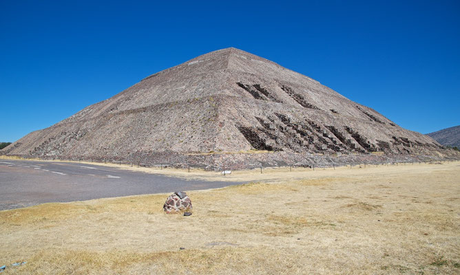 Die Mondpyramide mit der vorgelagerten Plaza de la Luna