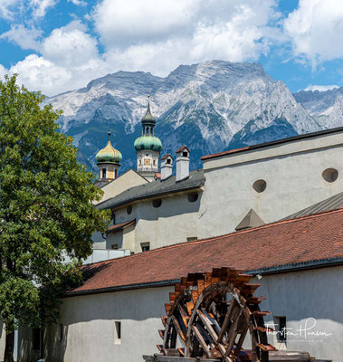 Die Stadtgeschichte von Hall in Tirol beginnt im Jahre 1256 mit der erstmals urkundlichen Erwähnung.