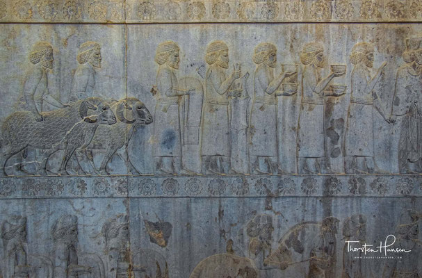 Relief mit Abbildungen der Assyrer mit ihren typischen Faltengewändern
