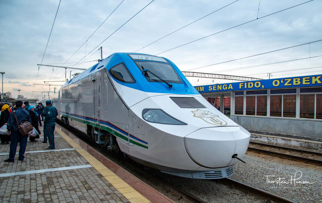 Fahrt mit der usbekischen Eisenbahn nach Samarkand 