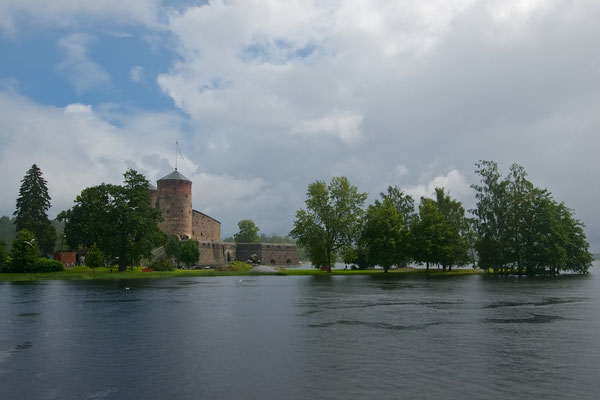 Olavinlinna (schwed. Olofsborg, dt. Olafsburg, früher Nyslott) ist eine mittelalterliche Burg. Sie befindet sich in der finnischen Stadt Savonlinna. Heute gilt sie als die am besten erhaltene Mittelalterburg in Nordeuropa.[1]