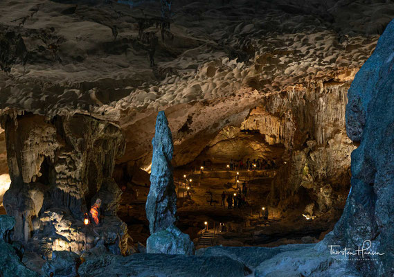 Ankunft im letzten Teil der Grotte gibt es einen natürlichen sprudelnden Wasserstrom. Hier sind drei kleine Teiche mit klarem Wasser.
