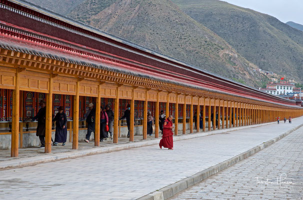 Gebetsmühlen-Umgang am Kloster Labrang