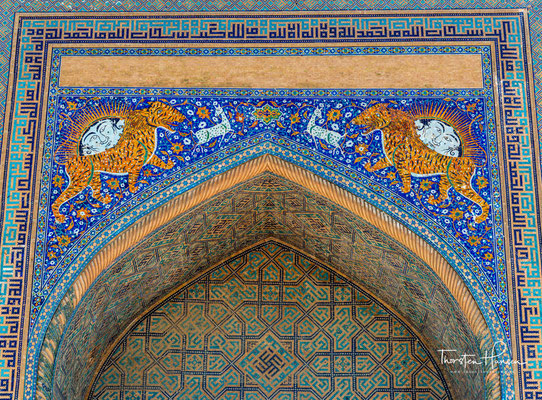 Die türkis glitzernden Kuppeln der Medresen, die himmel- und grünblau leuchtenden Mosaike, die gelb und schwarz glänzenden Seidenkleider der Frauen und der Geruch von Koriander, der über dem Markt liegt, lassen den Platz märchenhaft erscheinen