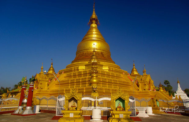Die Kuthodaw-Pagode (Pagode der Königlichen Verdienste) ist eine 1868 fertiggestellte Anlage. Die Pagode wird auch als „Das größte Buch der Welt“ bezeichnet. Vor der Erschaffung dieser Anlage waren die Texte vorwiegend auf Palmblättern  niedergeschrieben