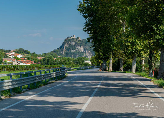 Blick auf die Burg von Monselice - “Mons Silicis”, ein Hügel aus Kiesel. Es erstreckt sich in der Padanischen Ebene im Südosten der Euganeischen Hügeln.