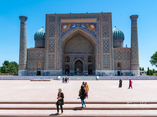 Der Platz besteht aus dem einmalig schönen Ensemble der drei Medresen Ulug Beg, Shir-Dor und Tillja Kari. 
