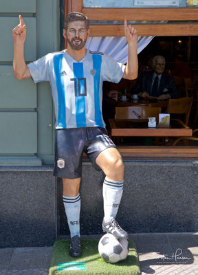 Messi vor dem Cafe La Biela