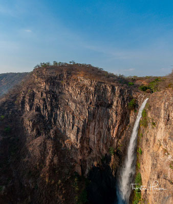 Die Kalambo-Fälle gehören mit 235 Meter (nach anderen Quellen 221 Meter) zu den höchsten Wasserfällen Afrikas. Sie liegen an der Grenze zwischen Sambia und Tansania am südöstlichen Ende des Tanganjikasees.