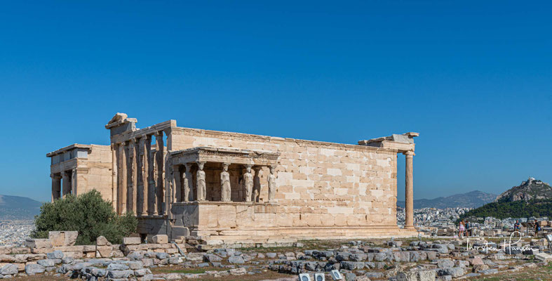 Die Konzeption geht vielleicht auf Perikles zurück, der aber zu Baubeginn bereits verstorben war. Als Baumeister des Tempels gelten die Architekten (Phi)lokles von Acharnai und Archilochos von Agryle