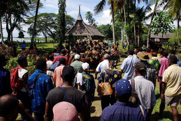 Eröffnungszeremonie des Haus Tambaran im Dorf  Wombun am Sepik