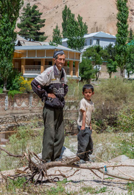 Vater und Sohn im Varzob Tal in Tajikistan