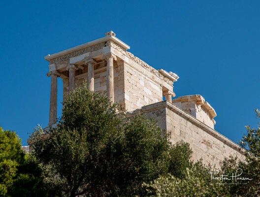 Auf einem flachen, 156 Meter hohen Felsen stehen die zwischen 467 v. Chr. und 406 v. Chr. erbauten Propyläen, das Erechtheion, der Niketempel und der Parthenon, in dem eine kolossale Statue der Göttin Athene aus Gold und Elfenbein stand. 