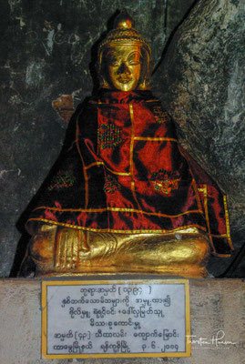 Seither haben sich in der Höhle mehr als 8000 Buddhastatuen angesammelt. Die ältesten stammen aus dem 18. Jahrhundert, und neue Votivgaben kommen bis heute hinzu.