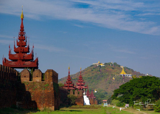 Mandalay - Blickfang der Stadt sind der heilige Mandalay Hill sowie der große Königspalast