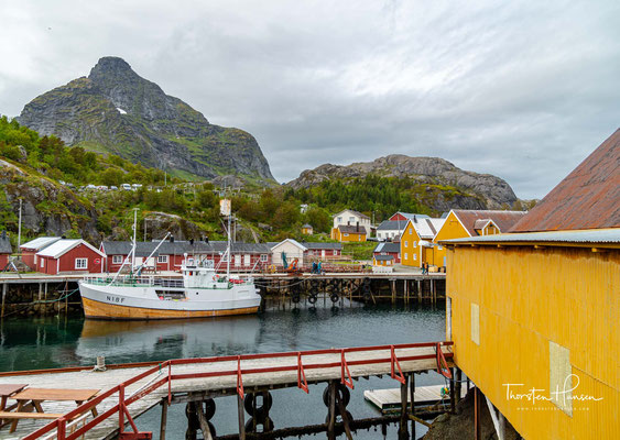 Nusfjord verfügt über einen natürlichen Hafen. Wegen der räumlichen Enge wurde das Dorf unter anderem auf Holzstegen errichtet. 