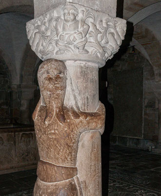 Es gibt in der mittelalterlichen Architektur Nordeuropas Kirchen Säulen, bei denen die Mannsgestalt scheinbar aus der Säule heraustritt. 