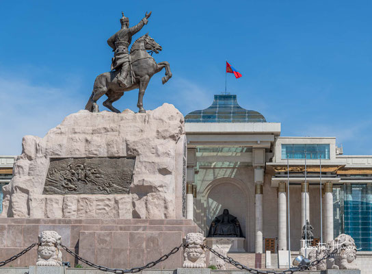 Die Mongolei stand zu der Zeit unter der Macht von China. Nach der Revolution benannten sie den Platz nach Sukhbaatar.
