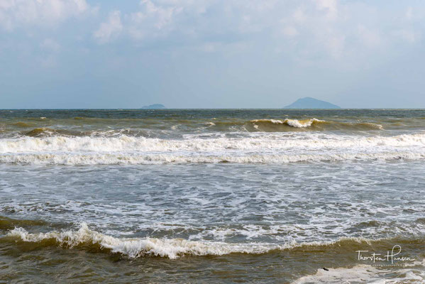 einer Sand, Schatten spendende Palmen und das Südchinesische Meer im Blick, aber Vorsicht - nicht alle Abschnitte des Strandes sind sehr schön