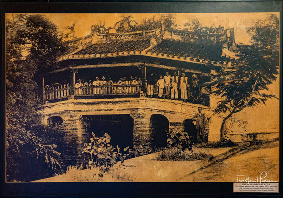 Die Bauzeit der ersten Variante der später mehrfach zerstörten Brücke erstreckte sich über zwei Jahre von 1593 bis 1595. Der Bau ist auf Kaufleute einer wohlhabenden japanischen Handelsgilde in der Stadt zurückzuführen. 