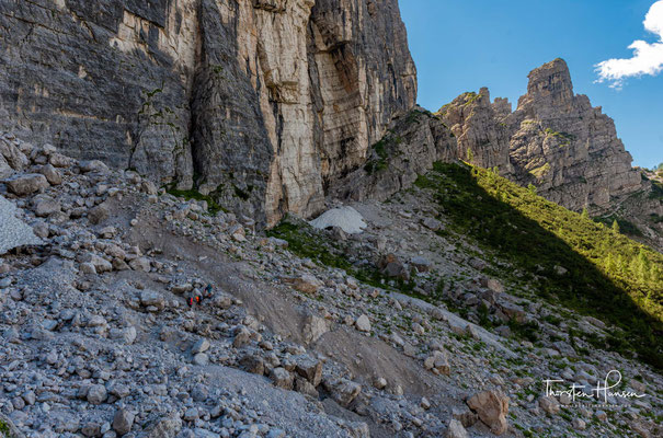 Der Weg führt einen durch lichte Wälder aus Latschen und mehrere Geröllfelder, spektakulär entlang hoher Felswände, hinauf zur Forcella Col dell’Orso.