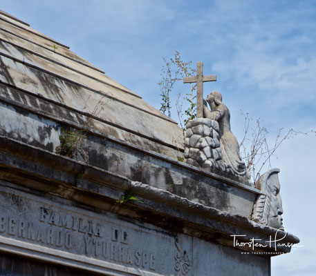 Der Friedhof wurde von dem französischen Ingenieur Próspero Catelin angelegt und 1881 von dem italienischen Architekten Juan Antonio Buschiazzo neoklassizistisch umgestaltet.